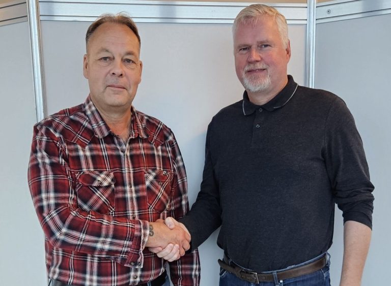 Eggert Valur Guðmundsson, oddviti Rangárþings ytra og stjórnarmaður Sorpstöðvar Rangárvallasýslu bs. og Haukur Þórðarson handsala ráðninguna.